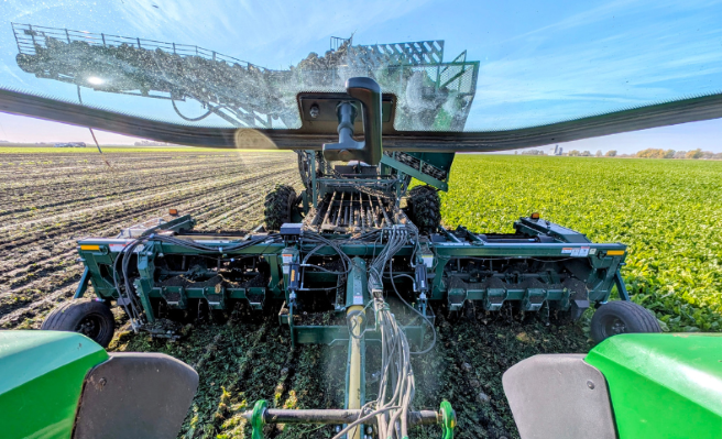 New Art's Way 6812CV Sugar Beet harvester head with open view